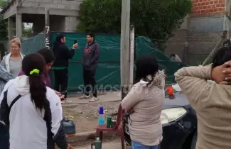 Estafados rodean casa de presunta estafadora