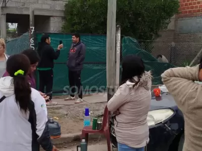 Estafados rodean casa de presunta estafadora