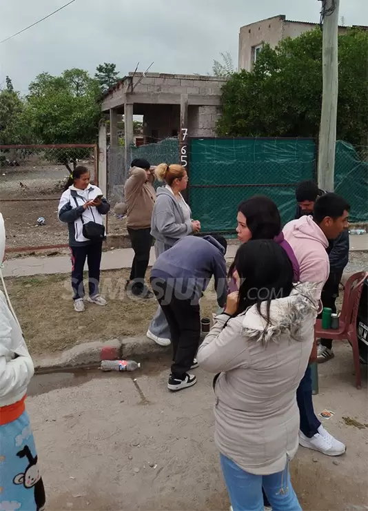 Denuncian una millonaria estafa en Jujuy: damnificados rodearon la casa de la acusada para que no se escape