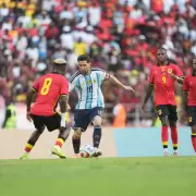 Con goles de Messi y Lautaro Martínez, Argentina derrotó a Angola en su último partido del año