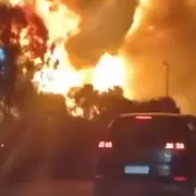 Impresionante explosión e incendio en una fábrica del parque industrial de Ezeiza
