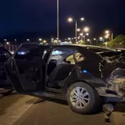 Violento accidente en el puente Paraguay: uno de los autos quedó destruído