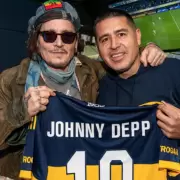 Johnny Depp fue a la Bombonera, abrazó a Riquelme y vivió el partido como un hincha más: "¡Dale Boca!"