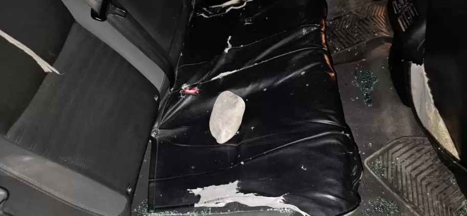 Dos Arrestados móvil dañado y escudo protector destrozado