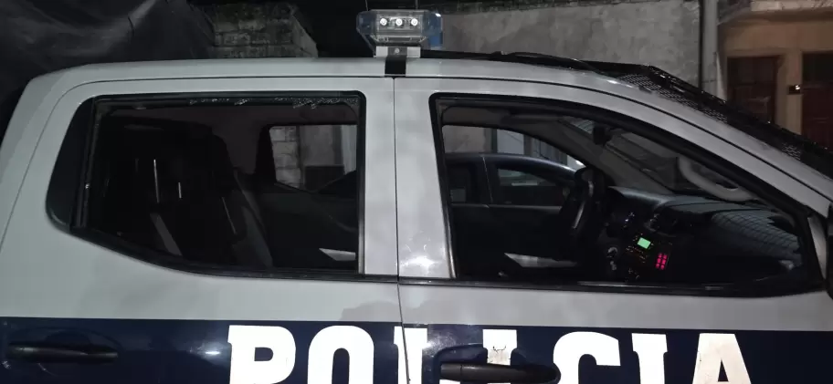 Dos Arrestados móvil dañado y escudo protector destrozado