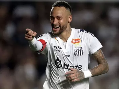Esc�ndalo en el Santos: Neymar tuvo un fuerte cruce con un fan tras el empate en la Sudamericana