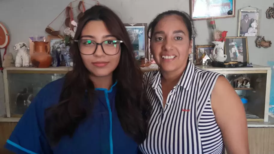 Bianca Álvarez Prado y Analía Leyton, estudiantes de la Escuela Profesional 8
