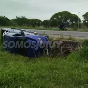 Ruta 66: iban alcoholizados y volcaron al costado de la colectora