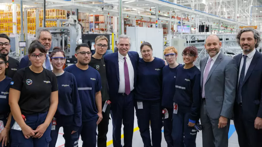 El entonces presidente Alberto Fernández, durante una visita a la planta de Whilrlpool en junio de 2023