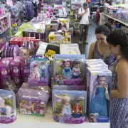 El regalo de Navidad más caro: los juguetes en Argentina son hasta 75% más costosos que en la región