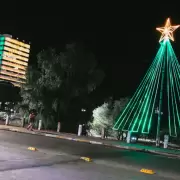 Comenzó la decoración navideña en fuentes, puentes y avenidas de la capital jujeña