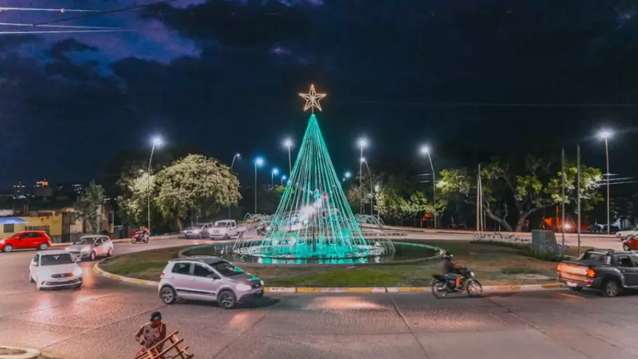 San Salvador de Jujuy comenzó la decoración navideña en fuentes, puentes y avenidas
