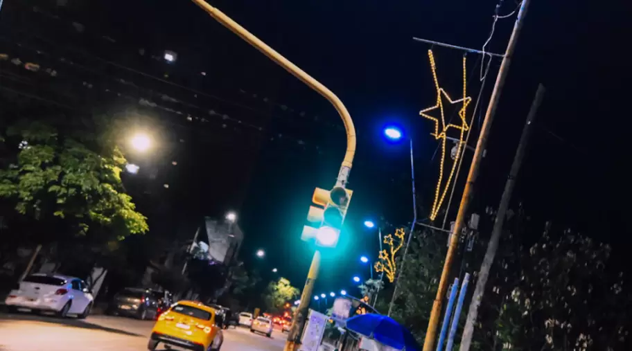 San Salvador de Jujuy comenzó la decoración navideña en fuentes, puentes y avenidas