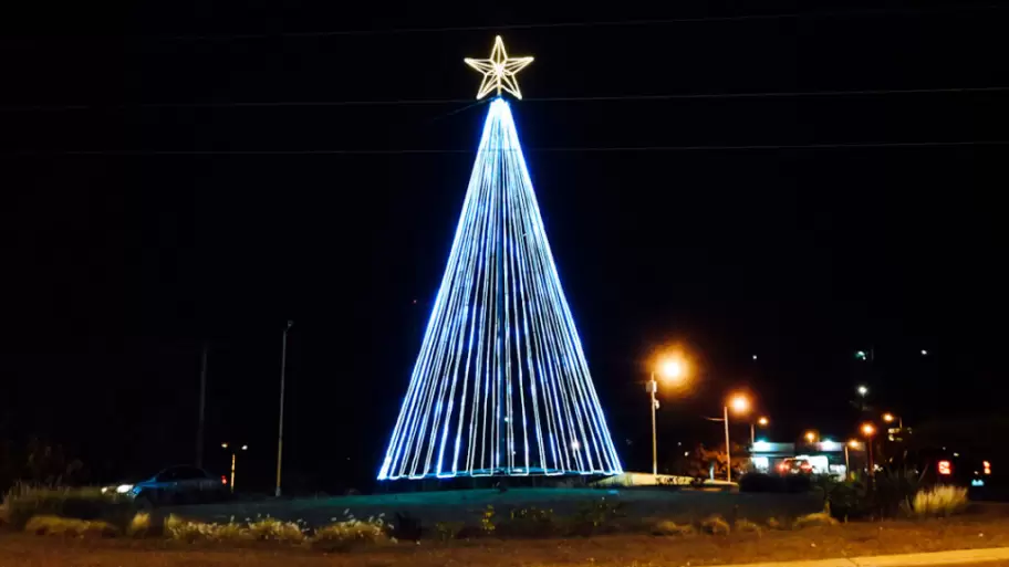 San Salvador de Jujuy comenzó la decoración navideña en fuentes, puentes y avenidas