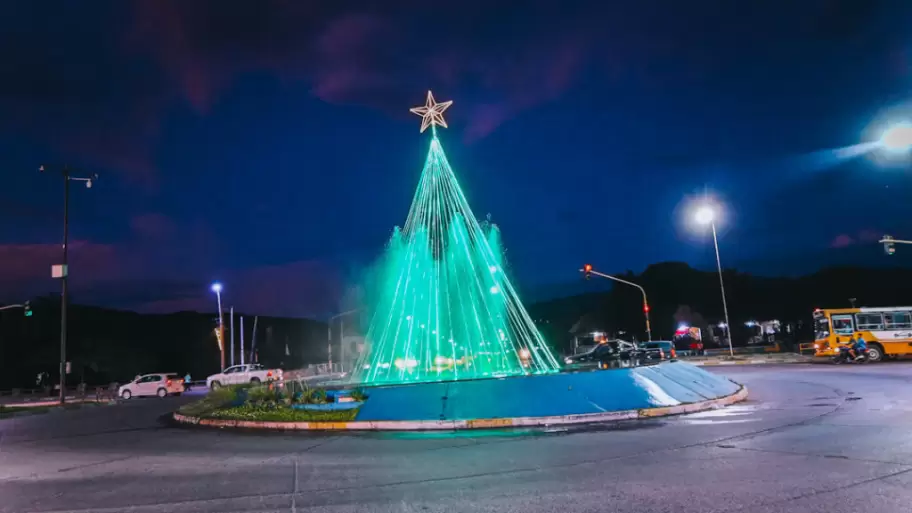 San Salvador de Jujuy comenzó la decoración navideña en fuentes, puentes y avenidas