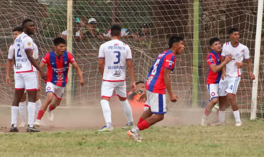 Mitre festeja ante Sportivo Pocitos (Deporfoto Jujuy - Rubén Bellón)