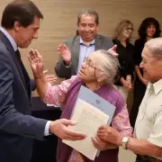 El gobernador Sadir entregó escrituras a más de 50 familias que ya son propietarias legítimas de sus lotes