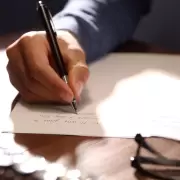 Un sitio web propone escribir una "carta a uno mismo" y recibirla en el futuro, en papel