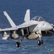 Tensión en el Caribe: dos cazabombarderos de Estados Unidos sobrevolaron el espacio aéreo de Venezuela