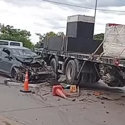 Violento choque entre un auto y un camión de gran porte en el Puente Arias