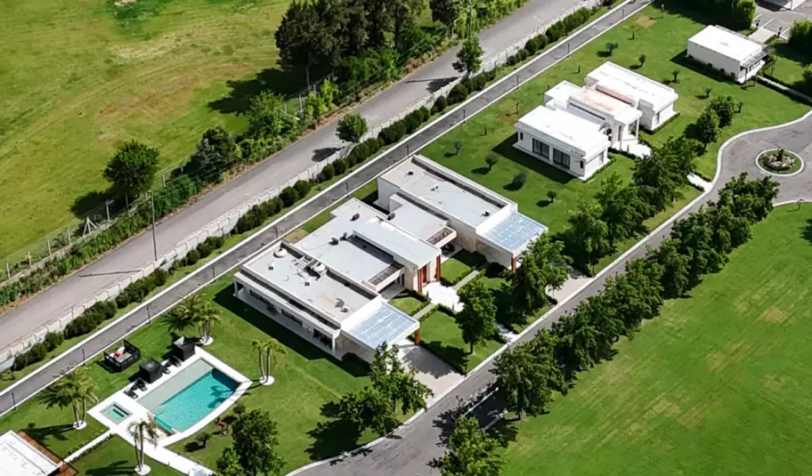 Encuentran 54 veh�culos de alta gama en un galp�n de la mansi�n de Pilar adjudicada a presuntos testaferros de �Chiqui� Tapia