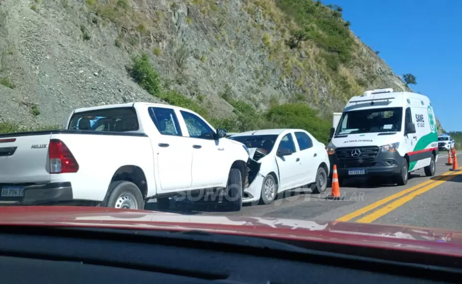 Violento choque frontal entre una camioneta y un auto en Ruta Nacional 9: hay heridos