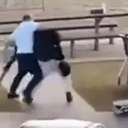 Así fue el heroico acto del civil que desarmó a uno de los tiradores del ataque terrorista en Australia