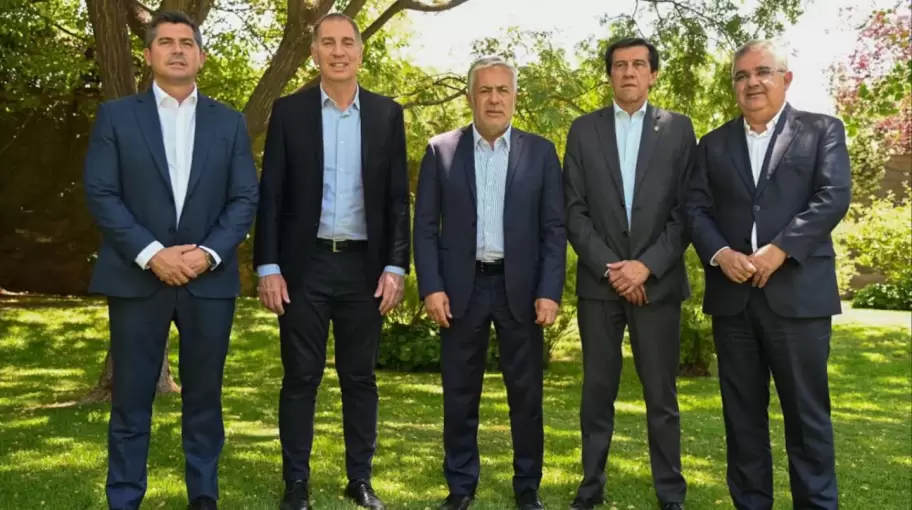 El ministro del Interior, Diego Santilli, se reunió con la gran mayoría de los gobernadores antes del inicio de las sesiones extraordinarias