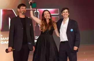 La emoci�n de tres de los responsables del streaming el Conicet al lograr el Mart�n Fierro de Oro (RSFotos)