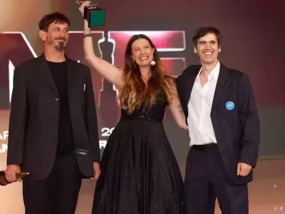 La emoci�n de tres de los responsables del streaming el Conicet al lograr el Mart�n Fierro de Oro (RSFotos)