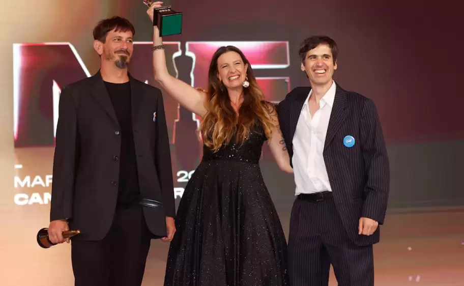 La emoción de tres de los responsables del streaming el Conicet al lograr el Martín Fierro de Oro (RSFotos)