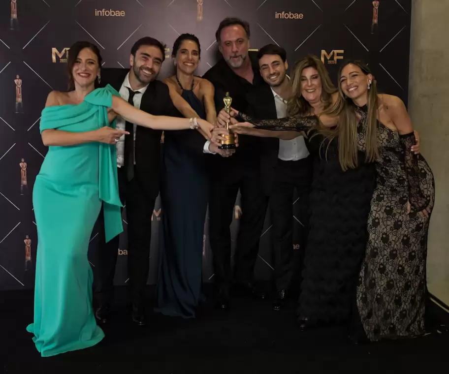 Carolina Amoroso, Ramón Indart, Maru Duffard, Gonzalo Sánchez, Mateo Hadad, Andrea Rodríguez y Camila Hadad tras alzarse con la estatuilla por Infobae