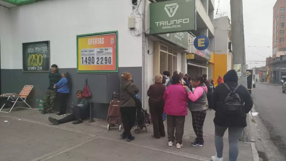Largas filas en supermercados