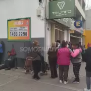 Largas filas en supermercados céntricos para acceder a cortes de carne en oferta