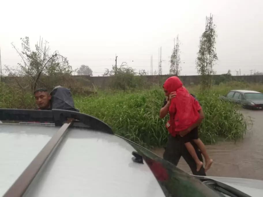 asistencia por viviendas anegadas en Alto Comedero