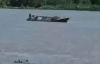 lancha con cuerpos a la deriva