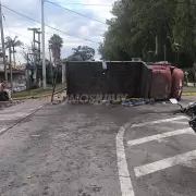 Un cami�n volc� tras impactar con un auto en Santo Domingo