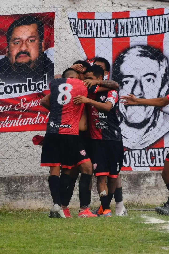 Futbolistas de Boroquímica celebran el gol