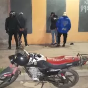 Operaban bajo la modalidad "motochorro" y fueron demorados en barrio Chijra
