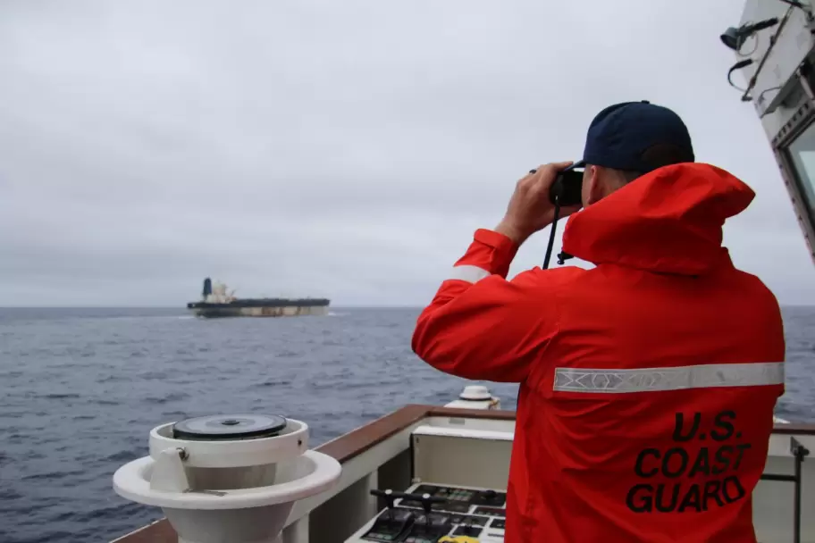 La Armada estadounidense lleva adelante el operativo en el Atlántico Norte. Vladimir Putin envió un submarino para escoltar el navío