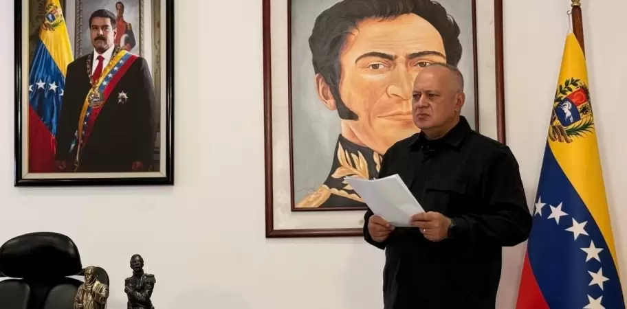 Diosdado Cabello durante su programa "Con el mazo dando", que se emite en la televisión pública. Foto: EFE Imagen: 2/19