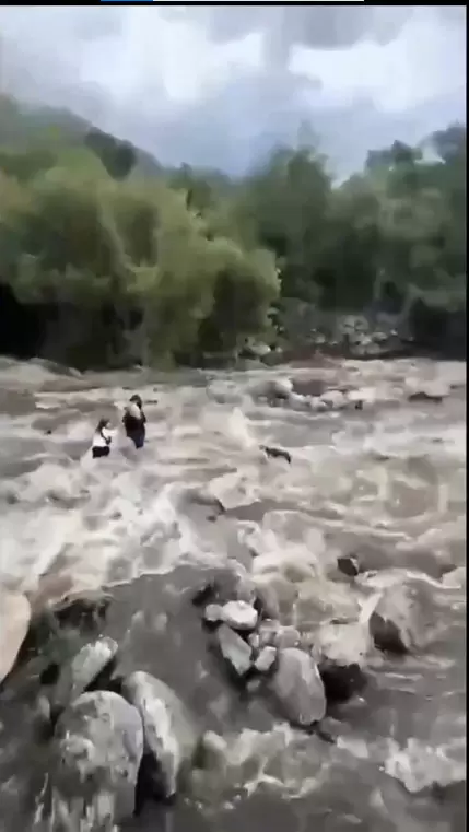 El ministro de Turismo y Cultura de San Luis rescat� a un grupo de turistas atrapadas en un arroyo