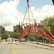Avanza la instalaci�n de una nueva pasarela peatonal en el Parque Xibi Xibi