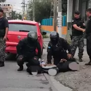 Persecución, secuestro de estupefacientes y cinco demorados en el casco céntrico de Perico