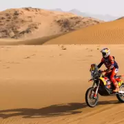 Luciano Benavides ganó una nueva etapa en el Dakar y se convirtió en el líder de la categoría de motos