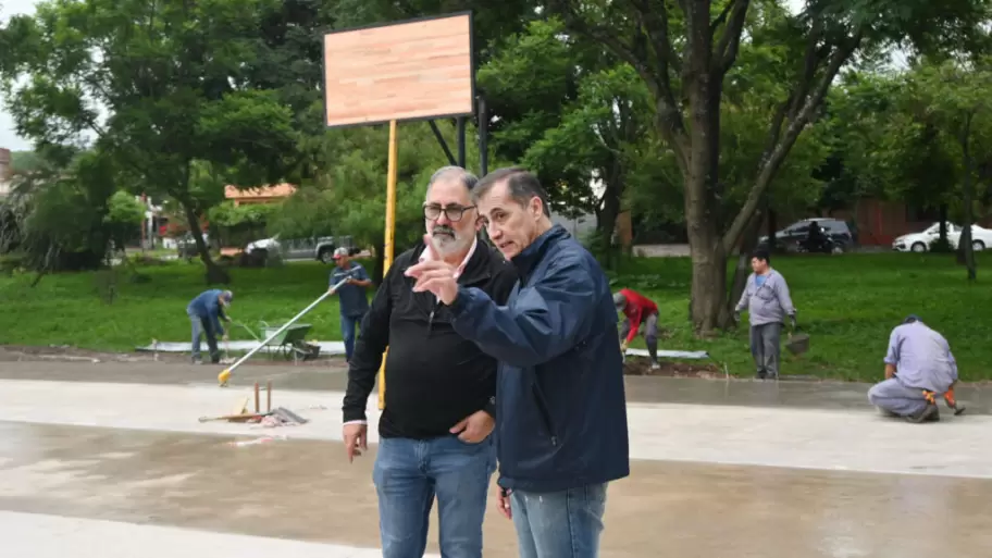 Realizan obras complementarias en la plaza "Ing. Ludovico Pedetti" de Bajo La Viña