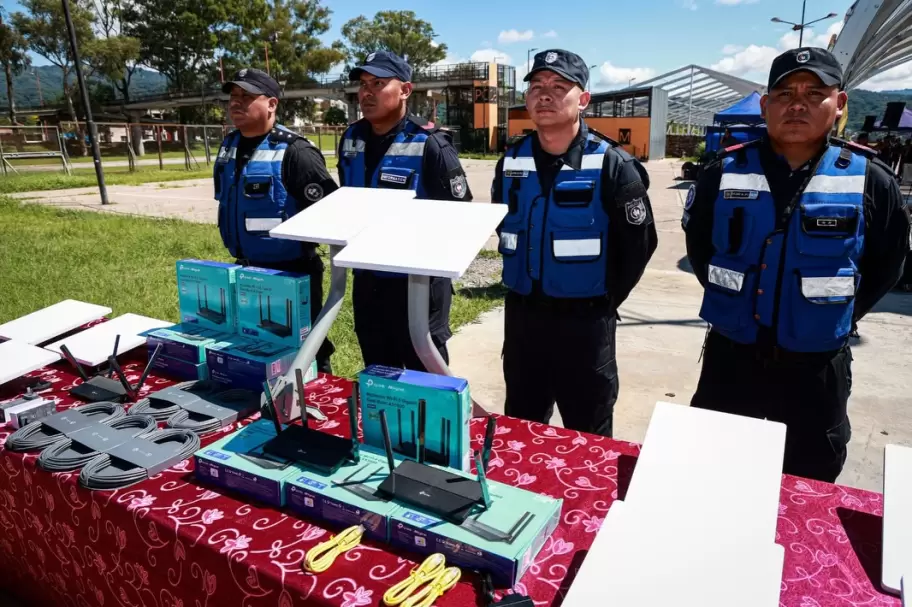 Modernización tecnológica en la Policía de Jujuy: Sadir entregó antenas satelitales Starlink