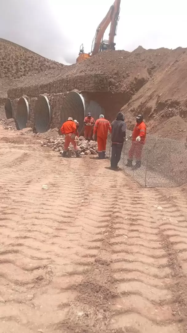 Se ejecuta la colocación de defensas metálicas y el armado de gaviones en alcantarillas en el desvío que se construye en el paraje Ronqui Angosto
