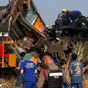 Tragedia en Tailandia: una grúa cayó sobre un tren en marcha y dejó al menos 25 muertos