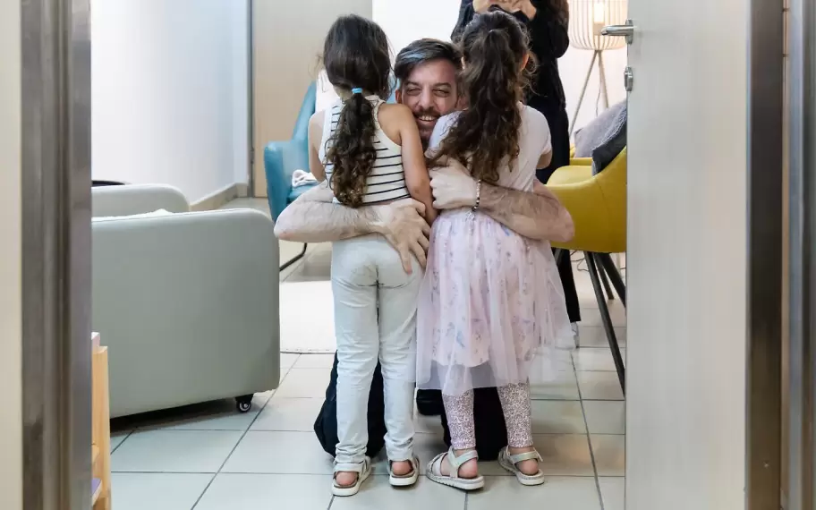 David Cunio se reune con sus hijas